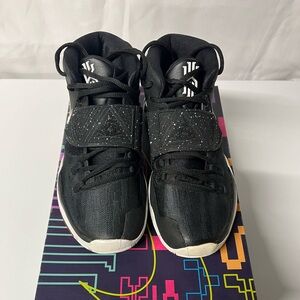 Nike Kyrie 6 basketball shoes 
size 8
Black/white
Worn one season